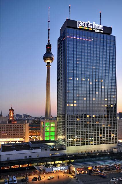 Über tausend Zimmer im Turm: Höchstes Hotel Berlins wird 50 Jahre alt - Mitte