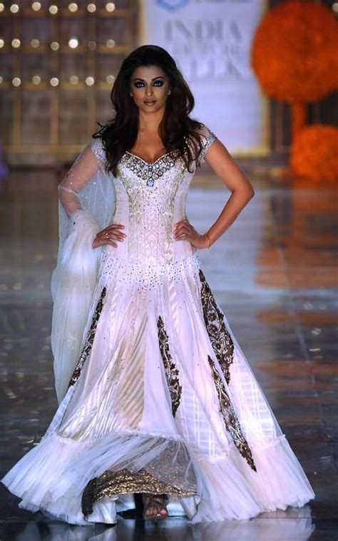 SHE FASHION CLUB: Aishwarya Rai Bachchan In Lehenga