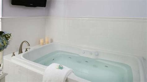 17 Romantic Cape Cod Hotels with Hot Tub in Room