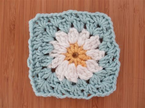 Flower Granny Square - Free Crochet Pattern