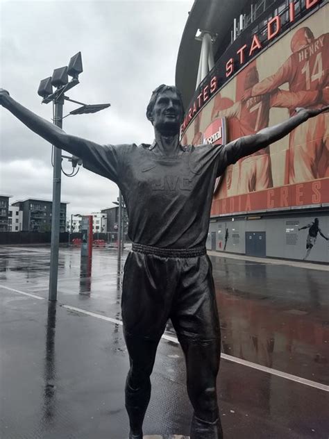 Tony Adams statue at Arsenal's Emirates... © Martyn Pattison cc-by-sa/2 ...