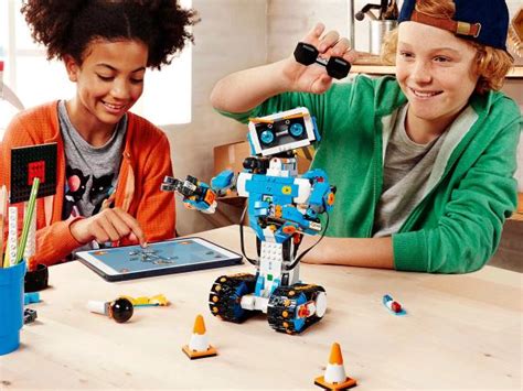 Lego Boost - ROBOTS: Your Guide to the World of Robotics