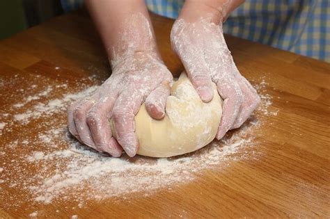 Step-by-Step Guide: Kneading Dough Made Easy