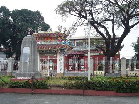 The Luxurious Mausoleums of Manila Chinese Cemetery | Amusing Planet