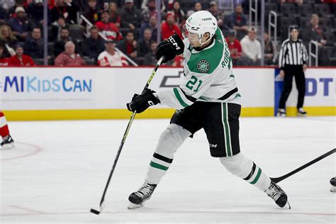 Stars score 4 in 2nd period, top Red Wings | Reuters