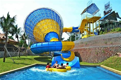 Water Theme Park A Famosa / A Famosa Water Theme Park By Tapmytrip : The slides into the water ...