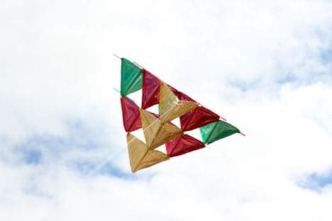 10 FUN WAYS TO MAKE A KITE