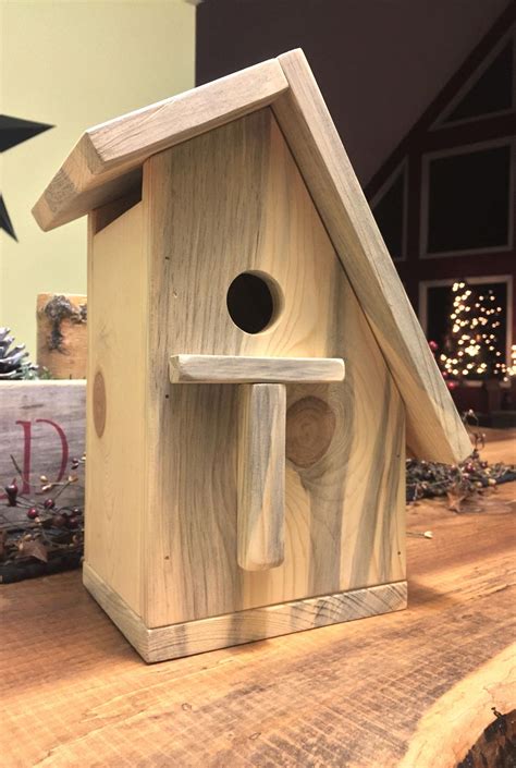 SIMPLE PINE BIRDHOUSE #simplebirdhouse | Vogelhaus pläne, Dekorative vogelhäuser, Moderne ...