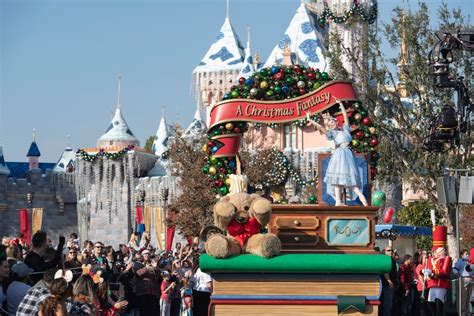 A Holiday Gift for You and Yours – ‘The Disney Parks Magical Christmas ...