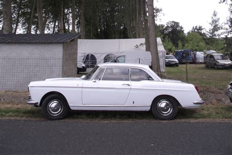 Peugeot 404 coupe side