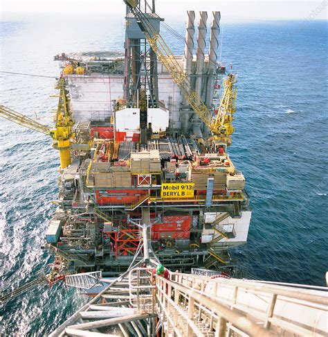 North Sea oil rig - Stock Image - T112/0286 - Science Photo Library