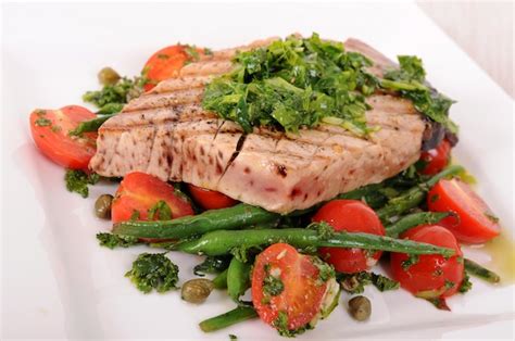 Free Photo | Grilled tuna steak with green beans and cherry tomatoes