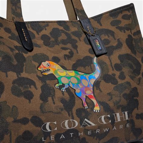 Introducir 113+ imagen dinosaur coach bag - Abzlocal.mx