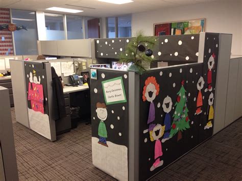 Festive Charlie Brown Cubicle Decoration