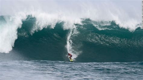 Eddie Aikau Memorial: Surfers chase big waves in Hawaii | CNN Travel