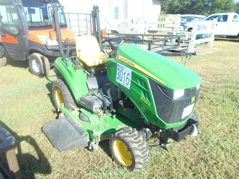 JOHN DEERE 1023E FARM TRACTOR, VIN/SN:214682 - W/DECK MOWER, 4X4, 60D AUTO CONNECT DECK, ROLLBAR, 43