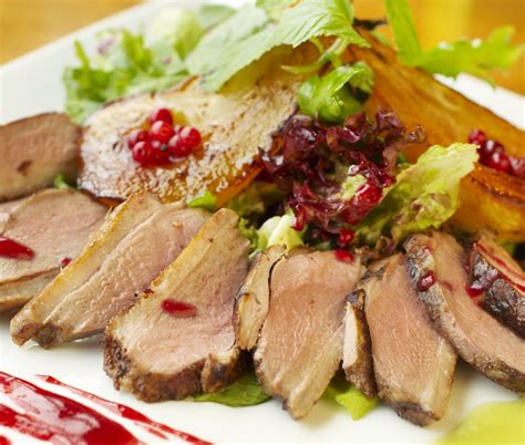 Recipe: Roast duck with pear in red wine - LITTLEROCK