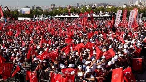 Thousands protest Turkish politician's conviction – DW – 05/22/2022