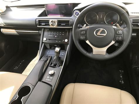 Lexus IS 300h Premier | Eurekar