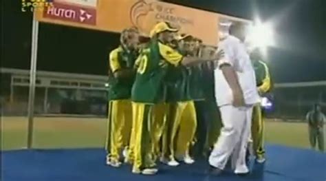 Australian players push Sharad Pawar off the stage after winning 2006 ...