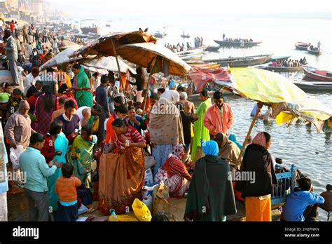 INDIA. CROWD ON THE STEPS IN VARANASI (BENARES Stock Photo - Alamy