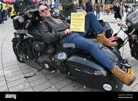 London, UK. 2023-04-15. Protesters hold up anti-ULEZ signs against Khan's proposed extension of ...