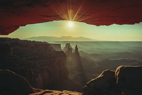 Wonderful sunrise in Canyonlands, Utah [OC] [2000x1335] : EarthPorn