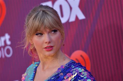 Taylor Swift Pink Hair at 2019 iHeart Radio Music Awards | POPSUGAR ...