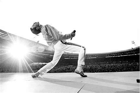 Freddie Mercury con Queen en el estadio de Wembley en 1986, Queen Live Aid fondo de pantalla ...
