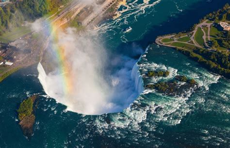 Discover the magnificent Niagara Falls, which divides the US and Canada.