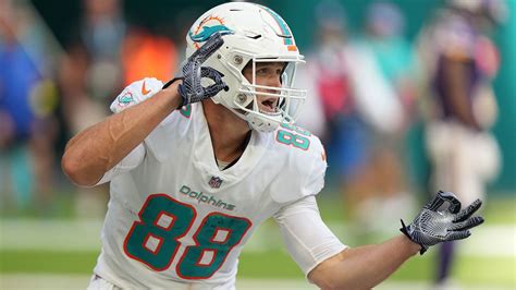 How To Treat Dolphins TE Mike Gesicki as Fantasy Football Waiver Wire ...