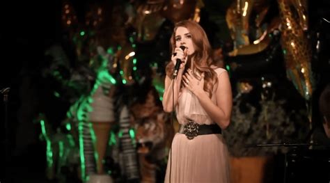 [video]: Lana Del Rey - Born To Die (Live Poolside at Chateau Marmont)