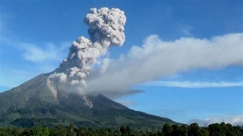 Indonesia on high alert: Sumatra volcano erupts - video - Channel 4 News