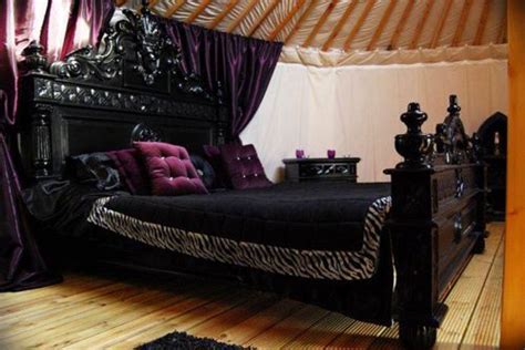 20+ Purple Gothic Bedroom Ideas