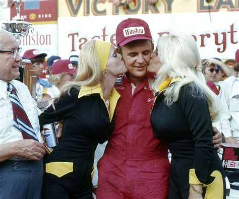 Benny Parsons wins the 1975 Daytona 500 Speedway Racing, Nascar Racing ...