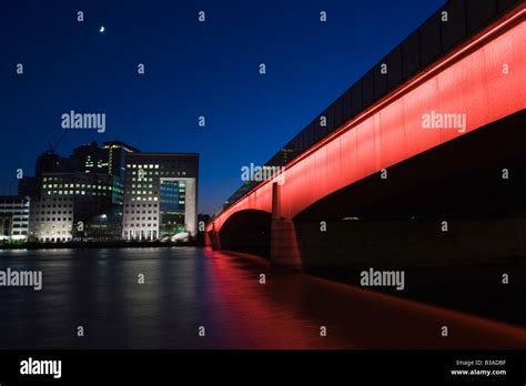 No.1 London Bridge office building and London Bridge night Stock Photo ...