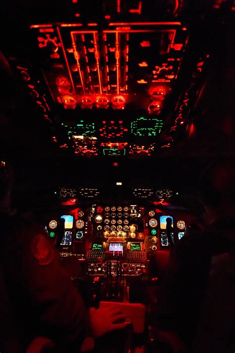 KC-135 Cockpit on a night flight : pics