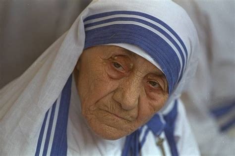 Mother Teresa Biography - Facts, Childhood, Family Life & Achievements