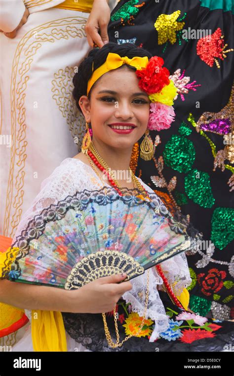 Girls in traditional Mexican costume at Carnival, Veracruz, Mexico ...