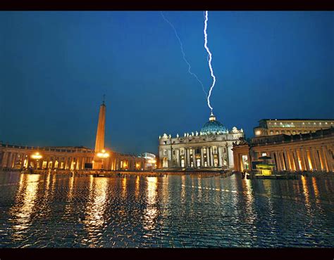 Lightning strikes the Vatican, Vatican City | Awesome lightning strikes around the world ...