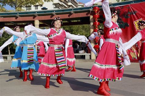 Woman dance tibetan dance editorial photography. Image of carnival - 37551832