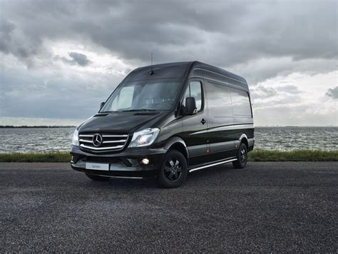 Mercedes-Benz kleurt Sprinter BLACK • Bestelauto.nl