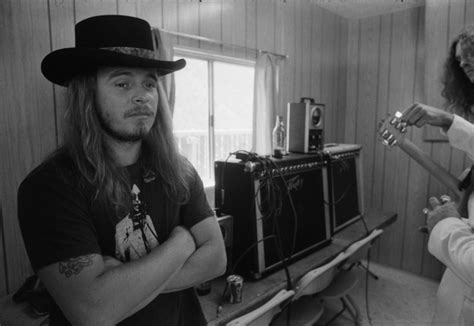 Ronnie Van Zant of Lynyrd Skynyrd 1977 by Michael Zagaris : r/OldSchoolCool