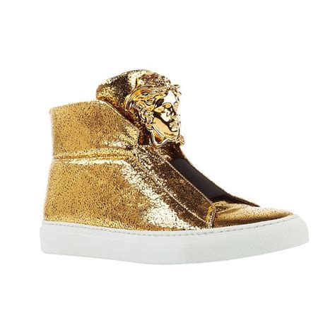 These iconic sneakers in gold laminated leather are both luxurious and easy to wear. The bold ...