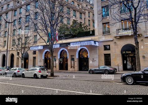 Four Seasons Hotel George V in Paris Stock Photo - Alamy