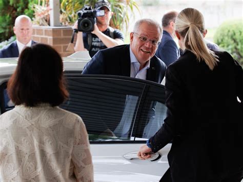 Election 2022: Scott Morrison wears a skullcap at Melbourne synagogue ...