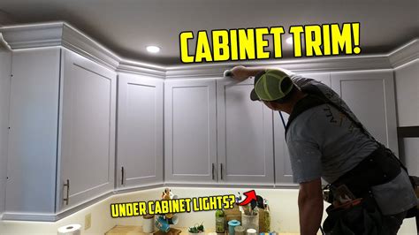 Kitchen Cabinet Light Rail Moulding / Diy Cabinet Lighting And How To Hide It Thrifty Decor ...