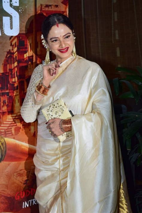 Rekha in a sari is sheer elegance; check it out here | Fashion News ...