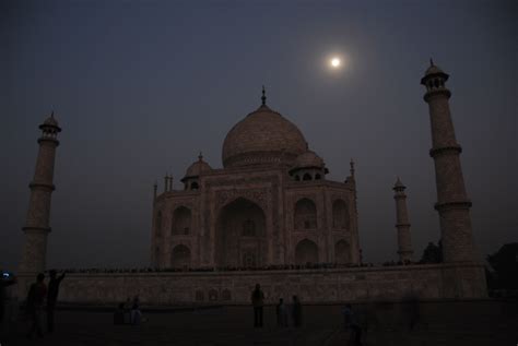 World Travel: Beautiful View of Taj Mahal at Night