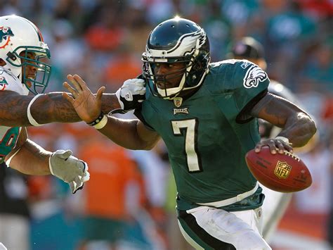 Eagles' Michael Vick launches sports clothing line - CBS News